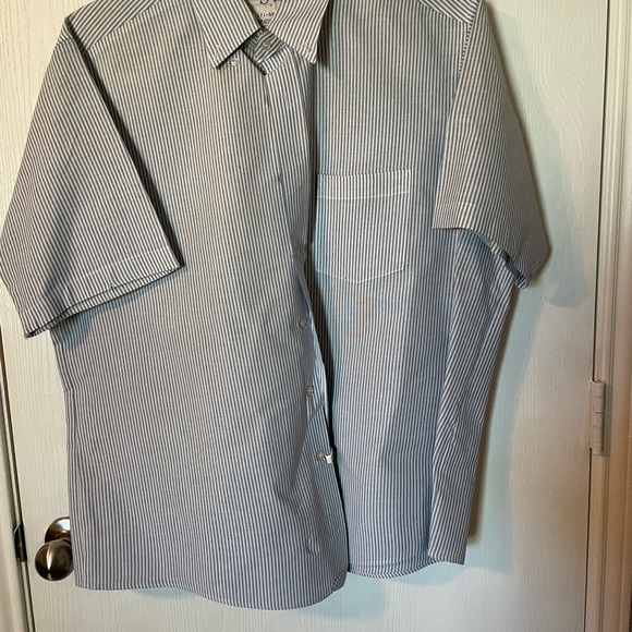 Mens short sleeve shirts. Uniform shirts. Button down shirts. 4 mens shirts - Picture 5 of 10